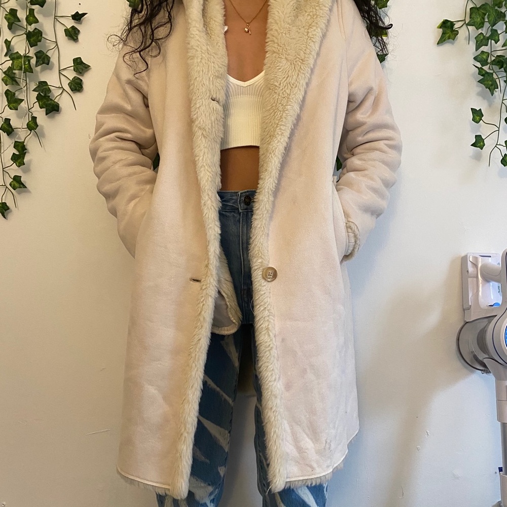Beige color faux fur coat.